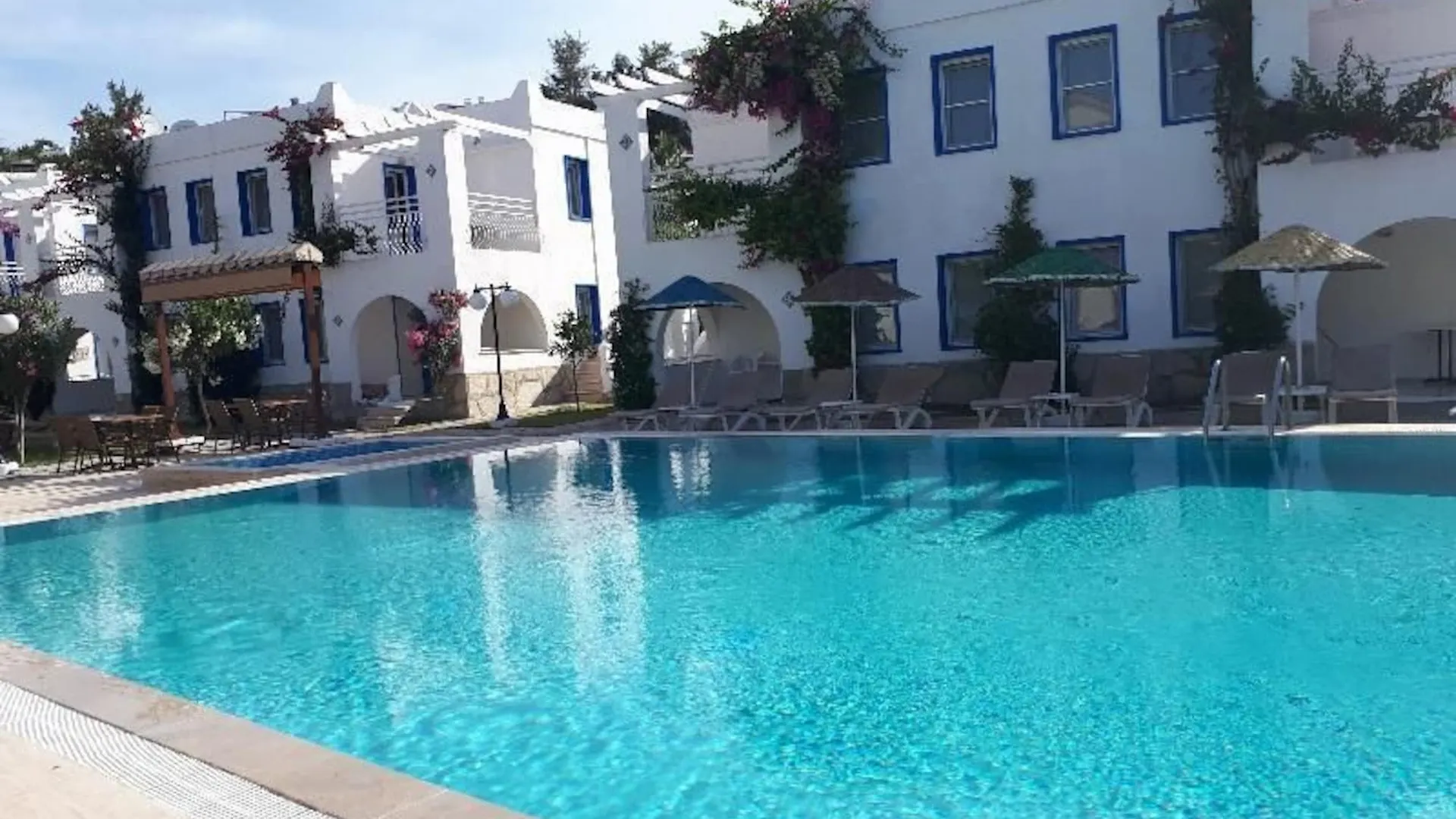 Paradise Apart Hotel Битез 3*,