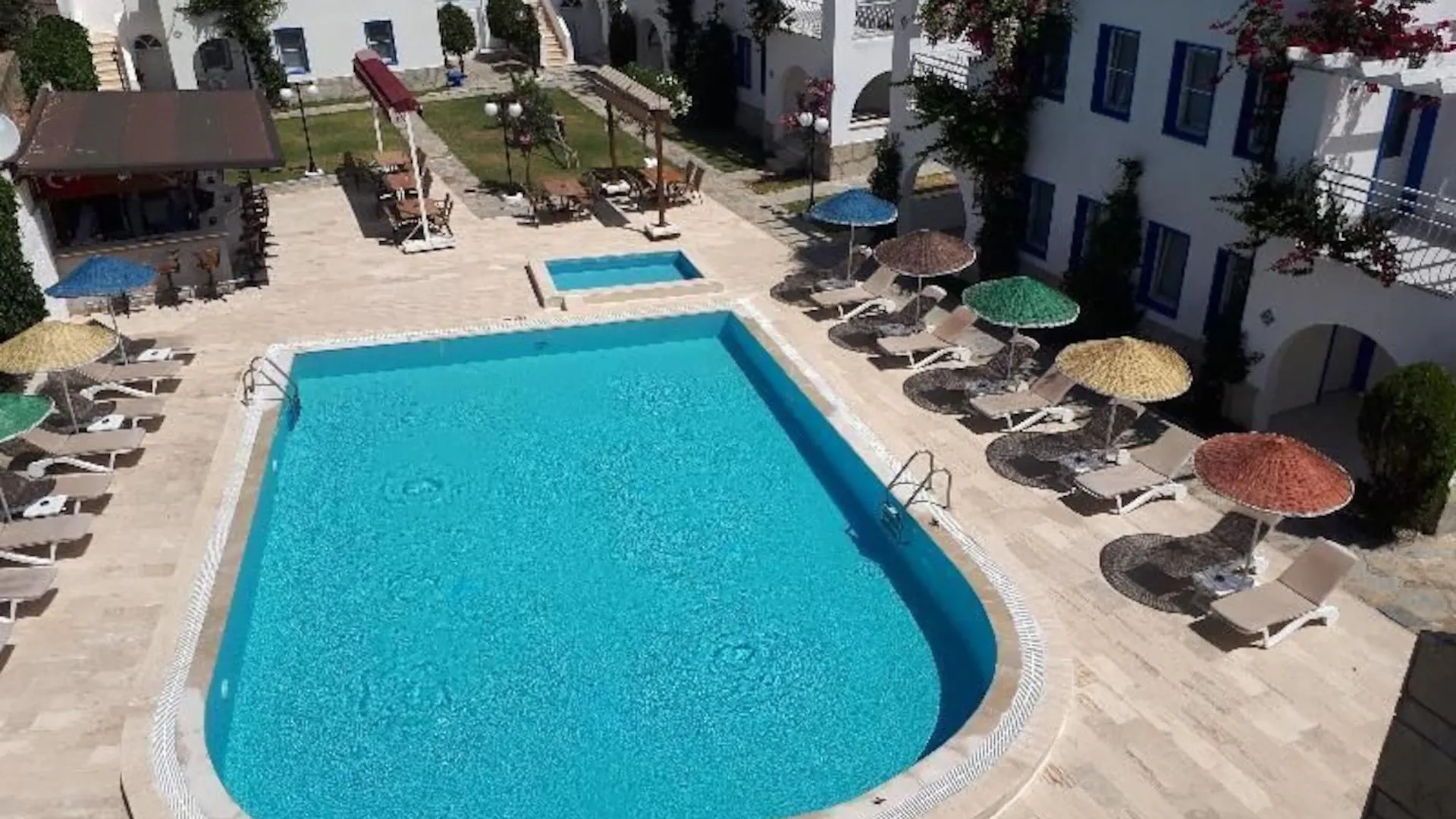 Апарт-отель Paradise Apart Hotel Битез